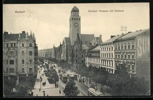 AK Rixdorf-Neukölln, Berliner Strasse mit Rathaus und Strassenbahnen