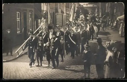 Foto-AK Glückstadt, Festumzug mit Schornsteinfegern, 1909