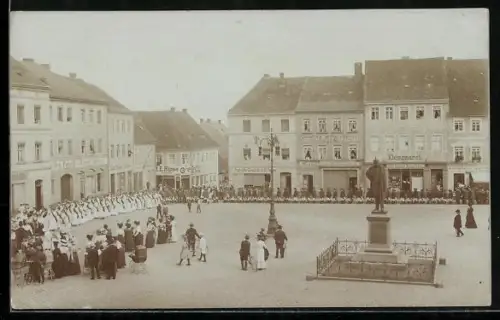 Foto-AK Radeberg /Sa., Marktplatz mit Denkmal und Klempnerei von Bruno Lucas