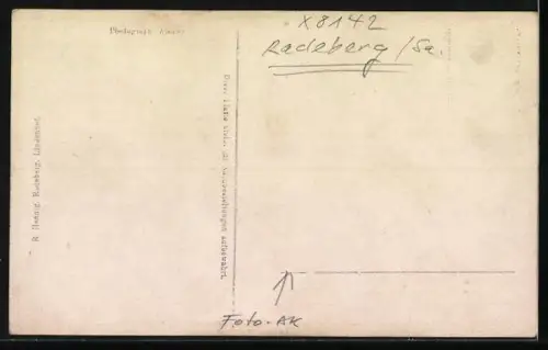 Foto-AK Radeberg /Sa., Marktplatz mit Denkmal und Klempnerei von Bruno Lucas