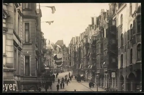 Foto-AK Flensburg, Strassenpartie mit Fahnen