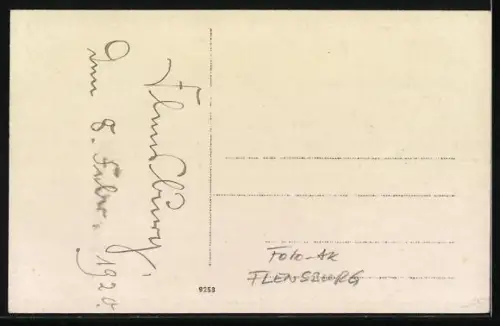 Foto-AK Flensburg, Strassenpartie mit Fahnen