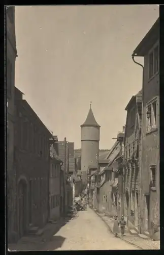 Foto-AK Ochsenfurt / Main, Enge Strasse mit Turm, Partie