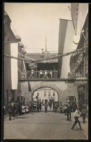 Foto-AK Crimmitschau, Stadtfest, Strassenpartie mit Torbogen / Brücke, Haus Neue Welt, Fahnen