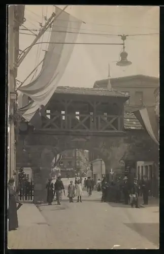 Foto-AK Crimmitschau, Stadtfest, Torbogen / Brücke mit Durchblick, Haus Neue Welt