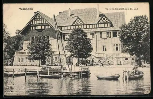 AK Berlin-Wannsee, Vereins-Seglerhaus mit Booten, vom Wasser gesehen