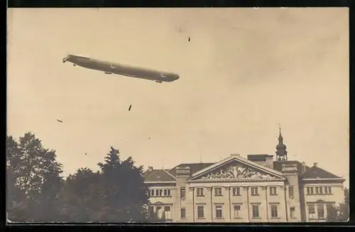 Foto-AK Bautzen, Zeppelin über der Stadt