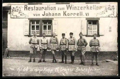 Foto-AK Bassenheim, Restaurant zum Winzerkeller, Bes. Johann Korrell, Uniformierte Soldaten, R. I. 69, III. Komp.