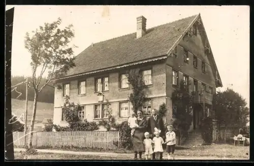Foto-AK Schollach, Familie vor ihrem Wohnhaus