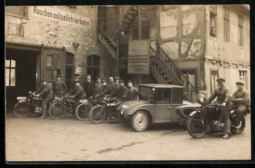 Foto-AK Quedlinburg, Reparaturwerkstatt Autohaus Blochmann, Gruppe mit Motorrädern, D-Rad