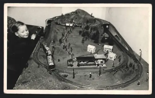 3 Fotografien Modelleisenbahn, deutsche Eisenbahn Spielzeug, Knabe spielt mit seiner Eisenbahn, Modellbauplatte