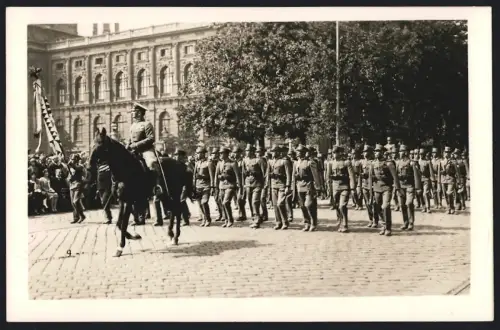 2 Fotografien Soldaten, Hoch- und Deutschmeister beim Paraderitt, Uniform, Standarte