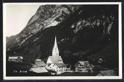 AK Brand, Ortsansicht mit Kirche und Bergpanorama