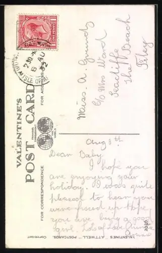 Künstler-AK M.L. Attwell: Faither`s ein wee Lassie! Mädchen in gelbem Kleid spielt mit Puppe und Matrosenhut