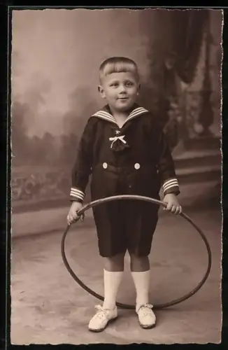 Foto-AK Kleiner Junge im Matrosenanzug mit einem Spielzeug-Reifen