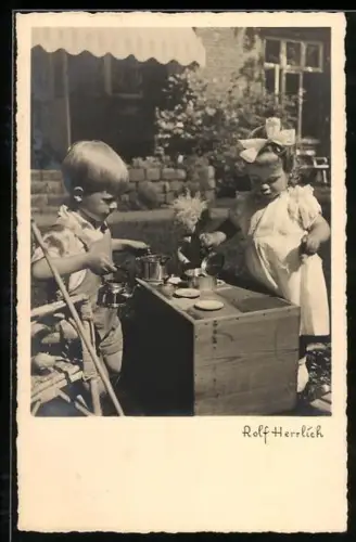 AK Geschwisterpaar mit einer Spielzeugküche