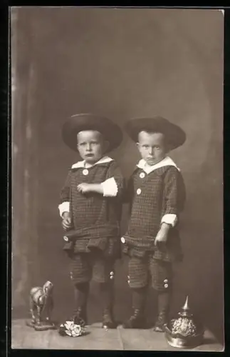 AK Zwei Jungen mit einem Spielzeugpferd und Pickelhaube