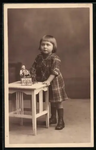 AK Kleines Mädchen im karierten Kleid mit Spielzeug