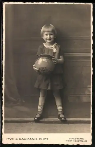 AK Kleines Mädchen mit einem Ball