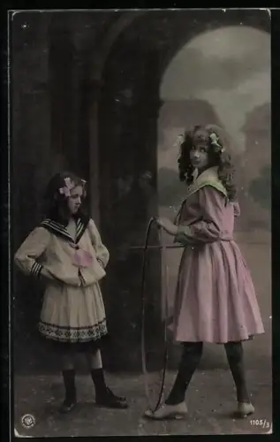 AK Zwei Mädchen mit einem Spielzeug-Reifen