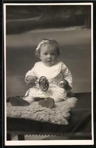 AK Kleines Kind mit Spielzeugrad und Ball