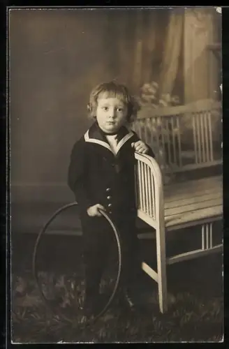 AK Kleiner Junge im Matrosenanzug mit einem Spielzeug-Reifen