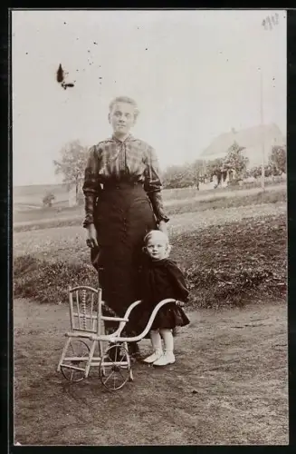 Foto-AK Junge Frau und Kind mit Spielzeugwagen