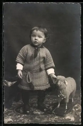 Foto-AK Kleines Kind mit einem Spielzeuglamm