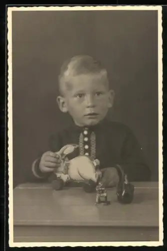 Foto-AK Kleiner Junge mit einem Spielzeughasen