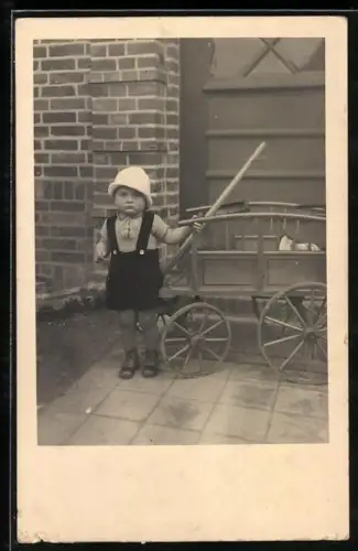 AK Kleiner Junge mit einem Spielzeugwagen