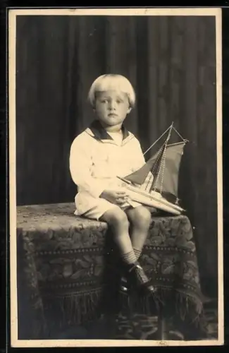 Foto-AK Kleiner Junge im Matrosenanzug mit Spielzeugboot