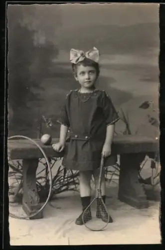 Foto-AK Kleines Mädchen mit Tennisschläger und Spielzeug-Reifen