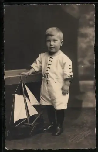 AK Kleiner Junge im weissen Anzug mit Spielzeugboot