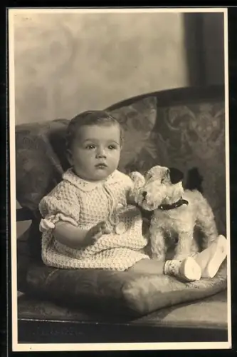 Foto-AK Kleines Kind mit einem Spielzeughund