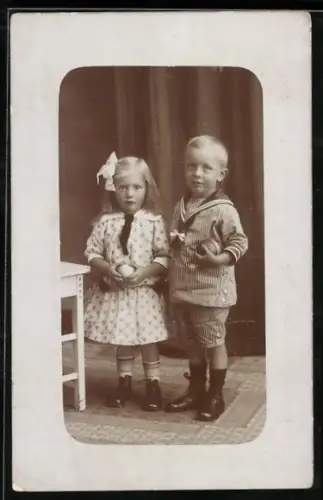 Foto-AK Kinderpaar in hübscher Kleidung mit Bällen