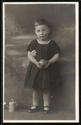 Foto-AK Kleines Mädchen mit einem Ball