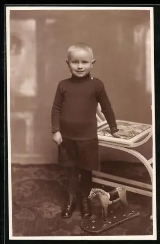 Foto-AK Kleiner Junge mit einem Spielzeugpferd