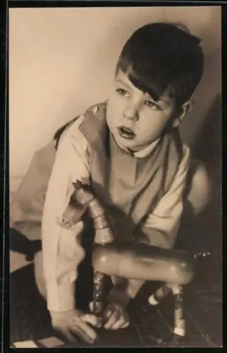 AK Kleiner Junge mit einem Spielzeugpferd