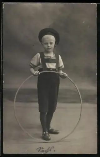 Foto-AK Kleiner Junge mit einem Spielzeug-Reifen