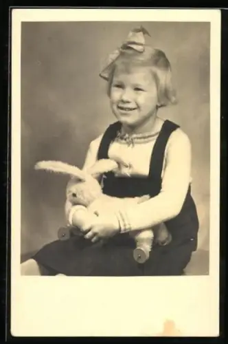 Foto-AK Kleines Mädchen mit einem Spielzeughasen