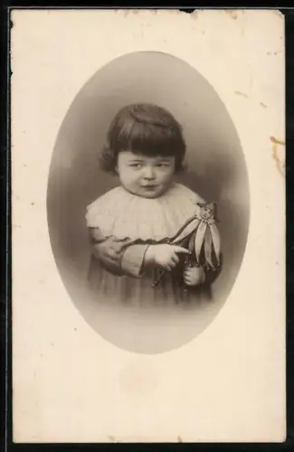 AK Kleines Mädchen mit einer Spielzeugpuppe