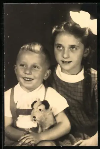 Foto-AK Kinderpaar mit einem Spielzeughund