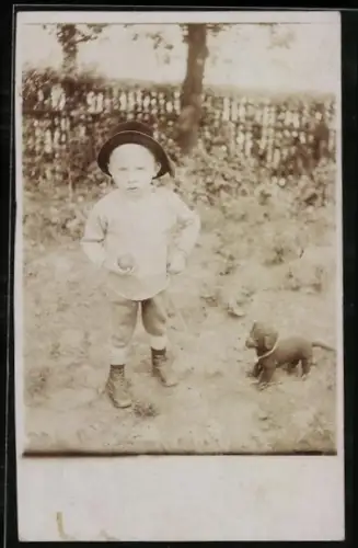 Foto-AK Kleiner Junge mit einem Spielzeughund