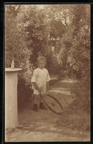 Foto-AK Kleiner Junge mit einem Spielzeugrad