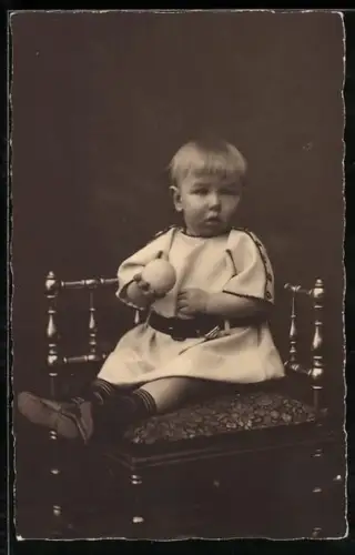 AK Kleiner Junge mit einem Ball