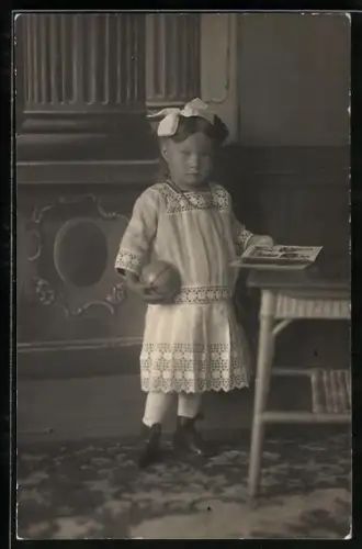 Foto-AK Kleines Mädchen im Spitzenkleid mit Ball