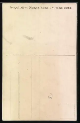 Foto-AK Kleines Mädchen im Spitzenkleid mit Ball