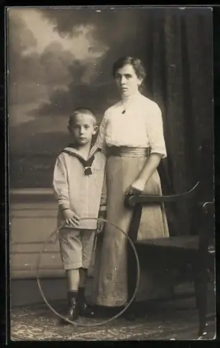 Foto-AK Junge Frau und Junge mit Spielzeug-Reifen