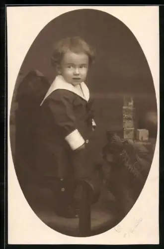 Foto-AK Kleiner Junge mit Spielzeugklötzen