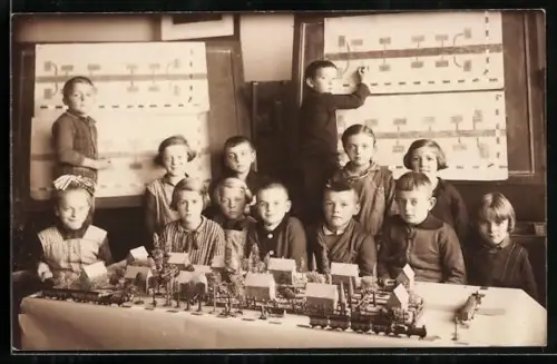 AK Gruppe von Kindern mit einer Spielzeugeisenbahn